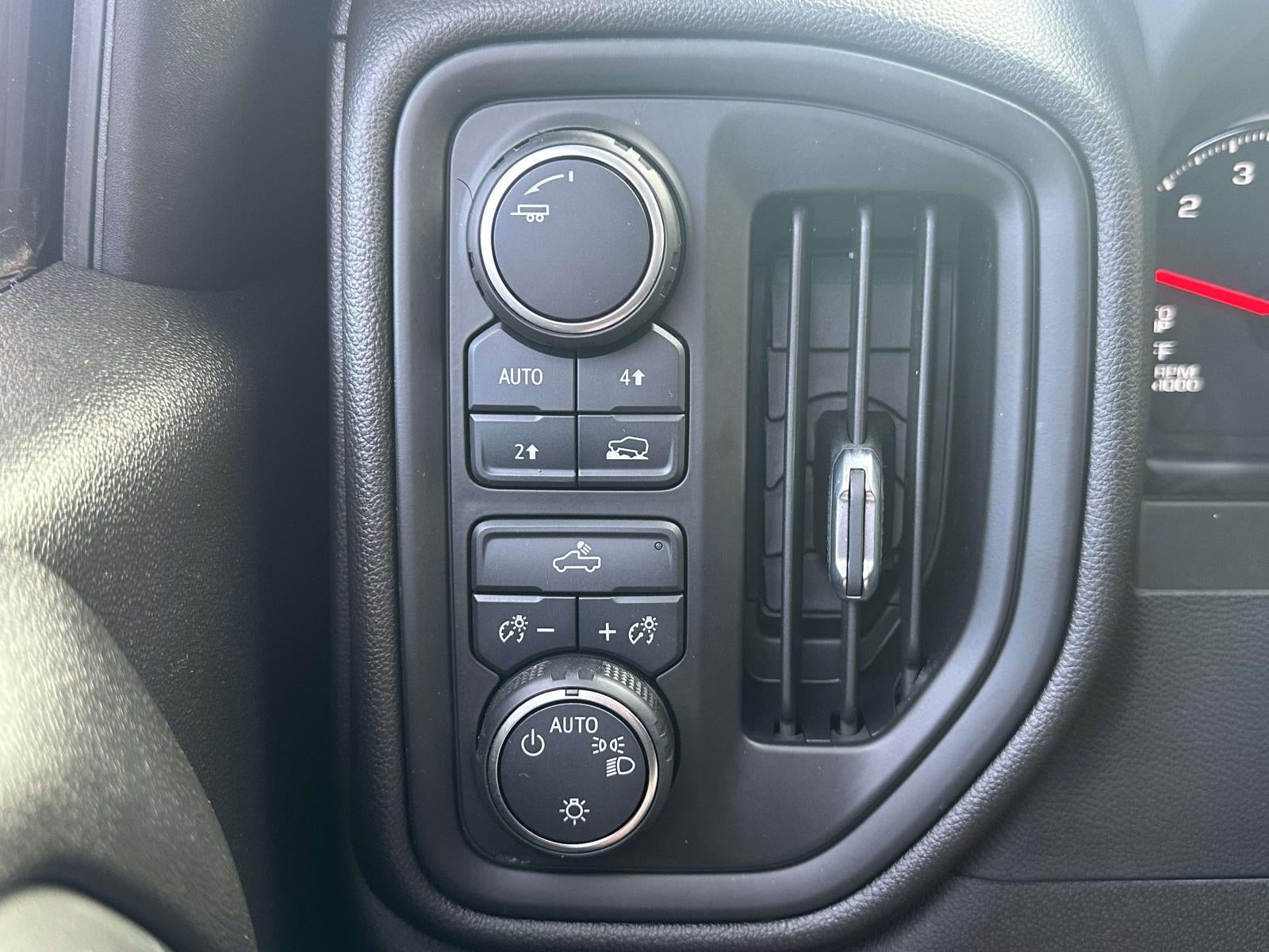 2022 Chevrolet Silverado 1500 4WD Crew Cab Standard Bed Custom