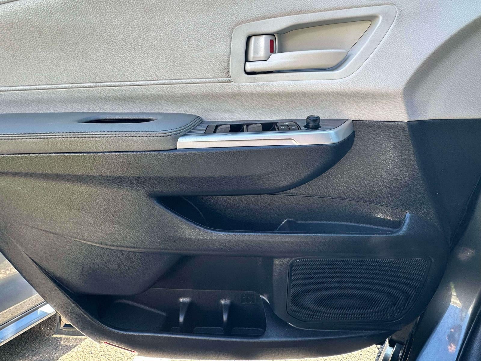 2025 Toyota Sienna LE