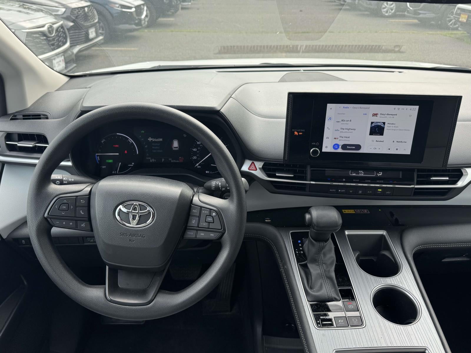 2025 Toyota Sienna LE