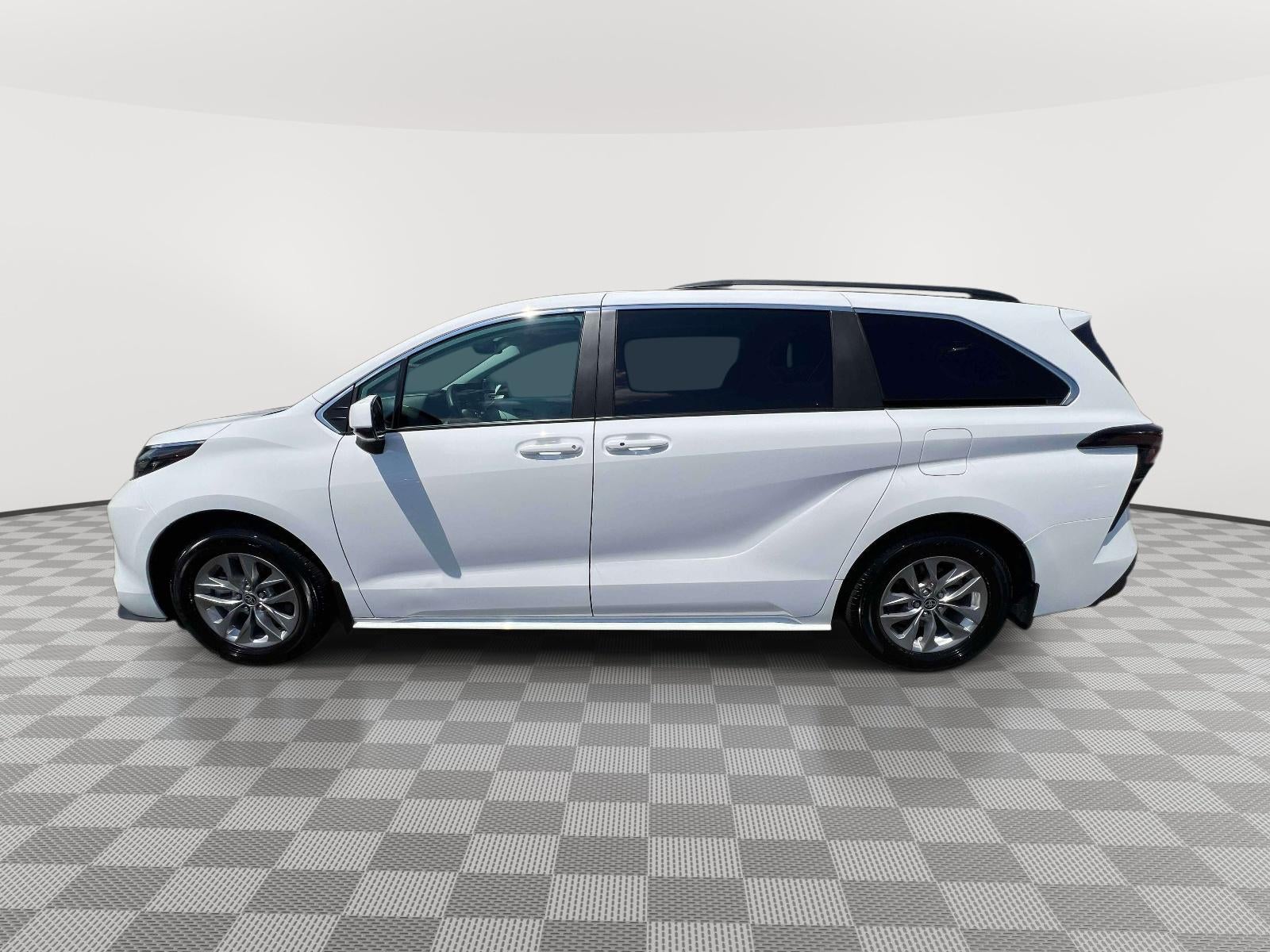 2025 Toyota Sienna LE