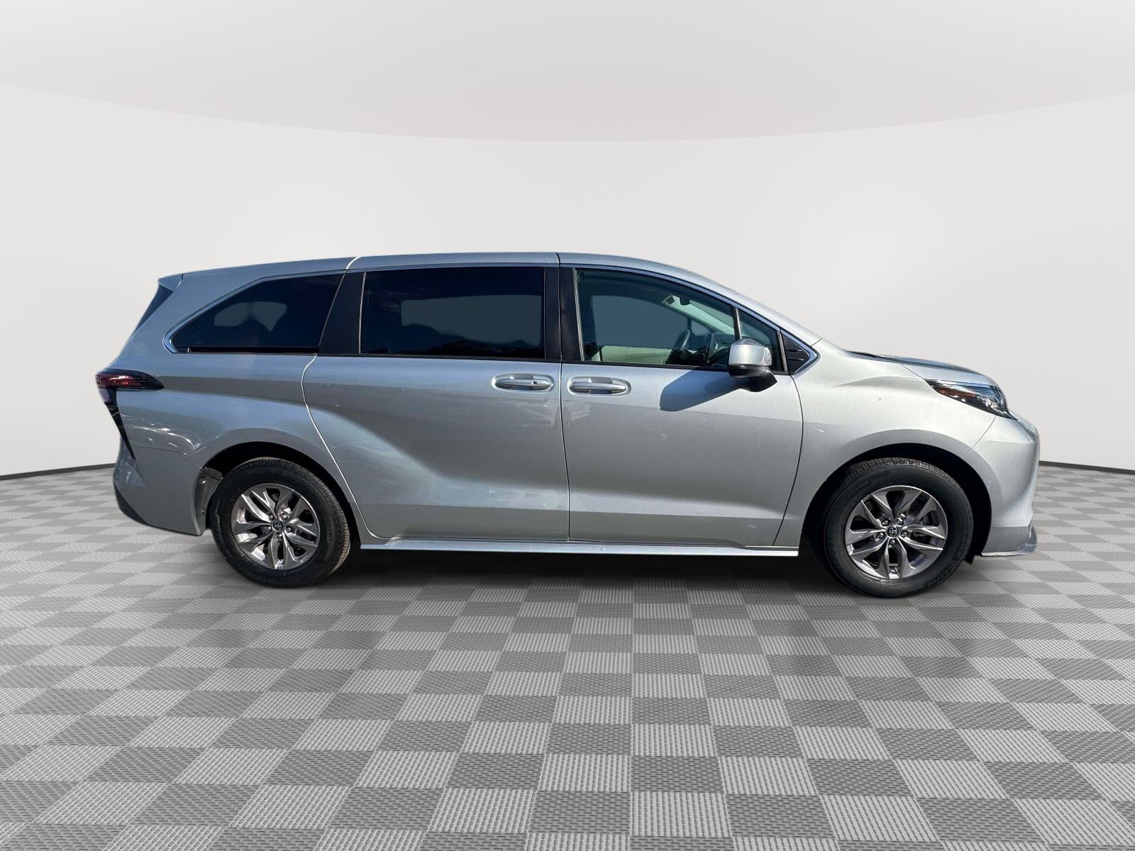 2022 Toyota Sienna LE