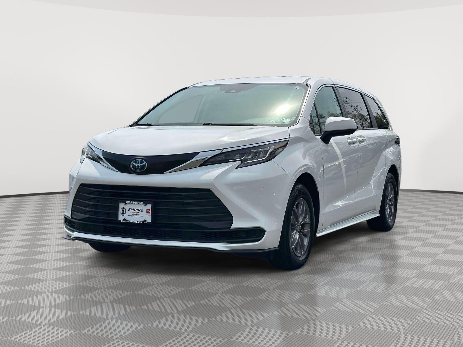 2023 Toyota Sienna LE