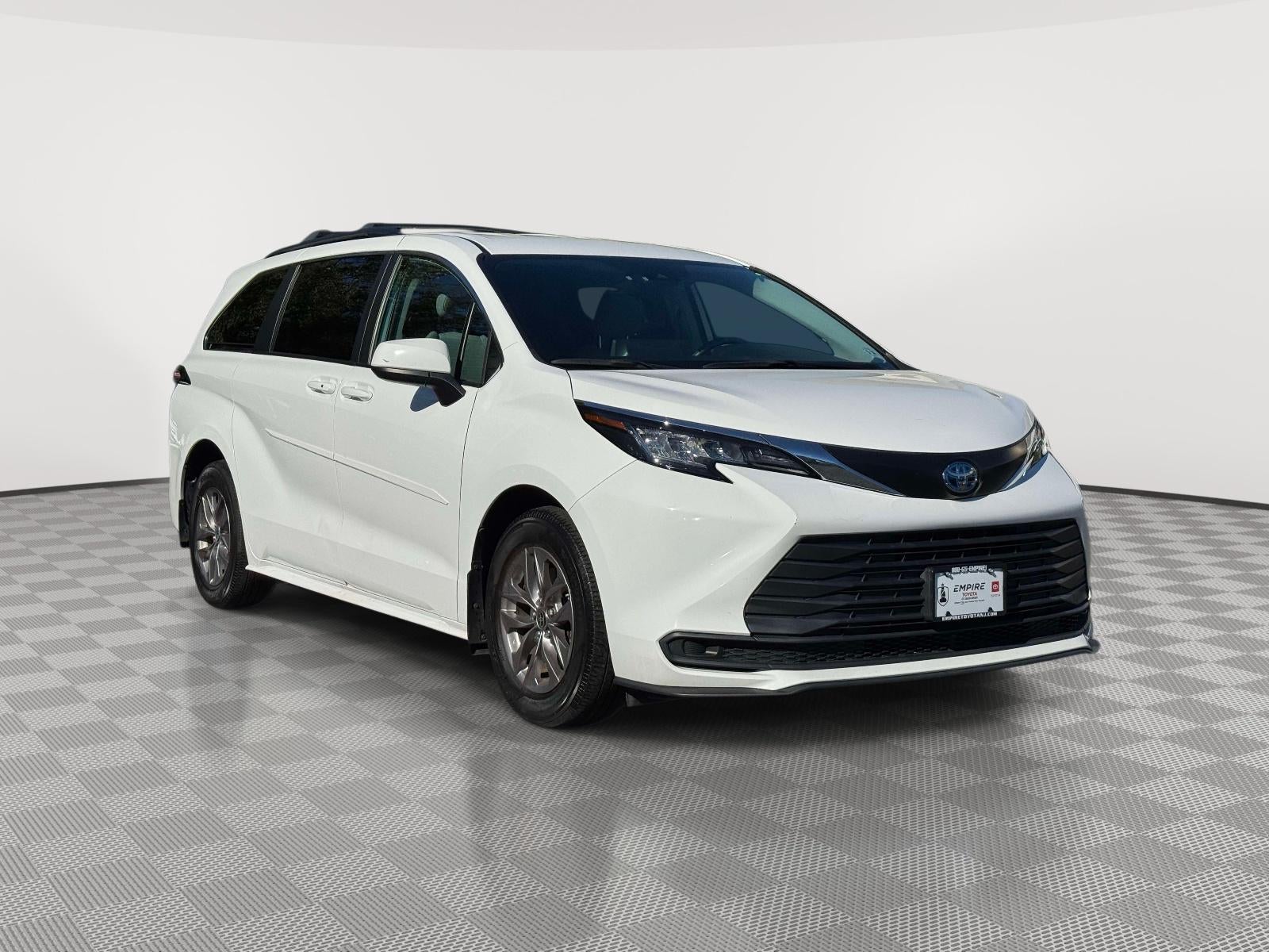 2023 Toyota Sienna LE